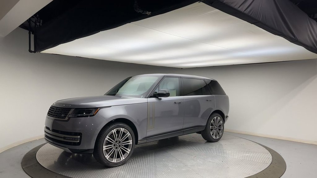 Used 2024  Land Rover SE image 4