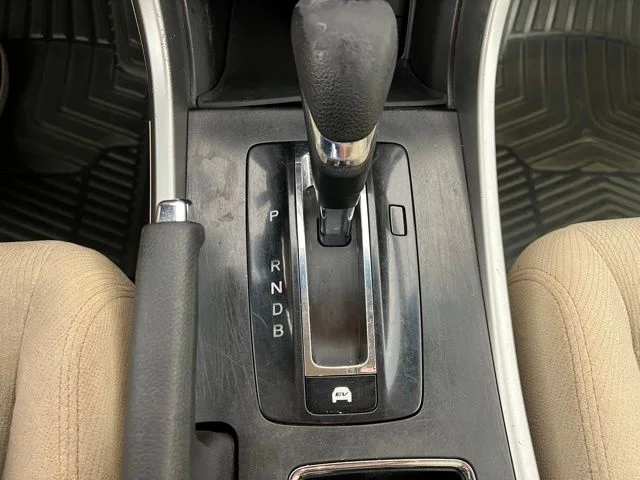 Used 2015 White Honda  image 28