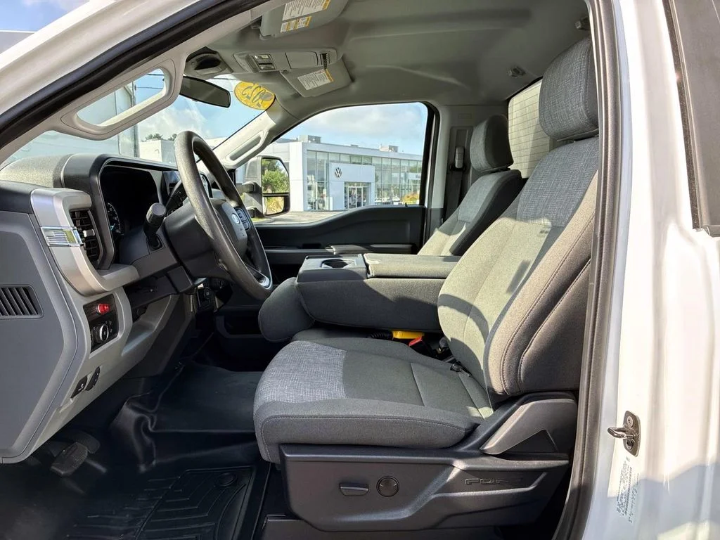 Used 2025 Oxford White Ford XLT image 21