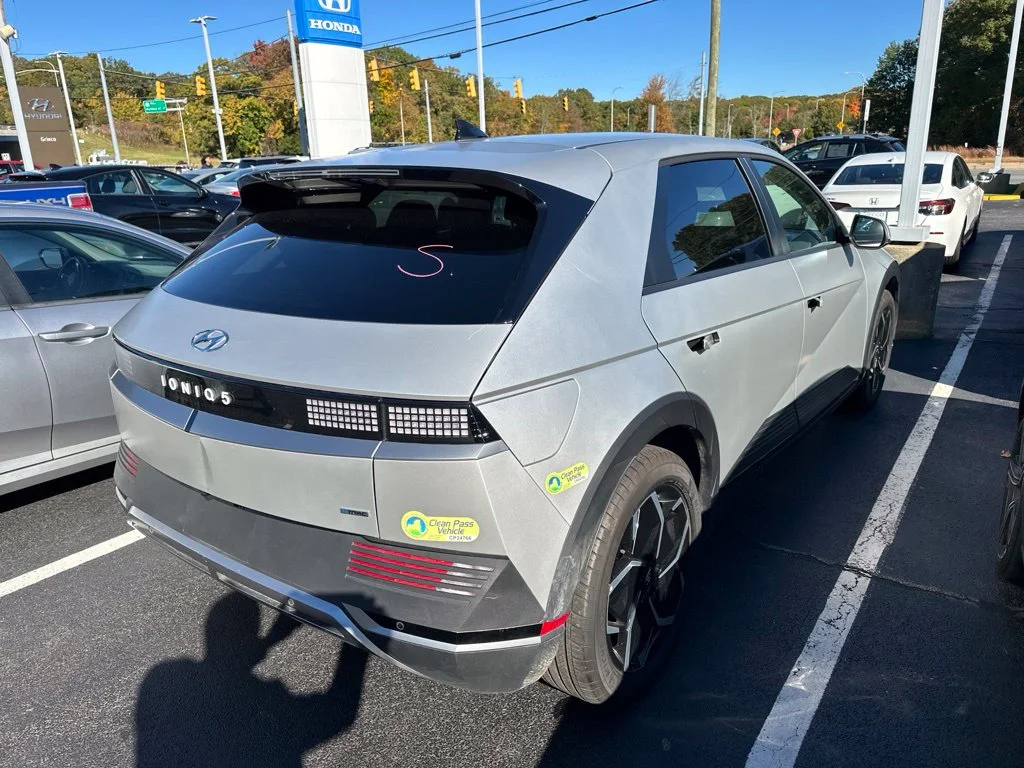 Used 2024 Gold Hyundai SEL image 5