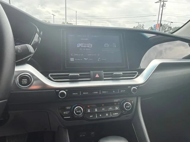 Used 2022 Snow White Pearl Kia EX image 25