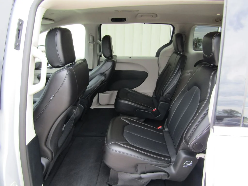 Used 2024 Silver Chrysler Touring L image 33