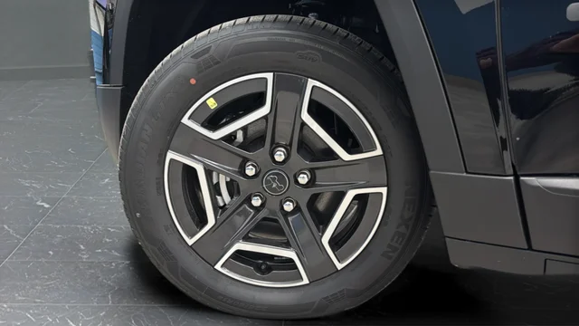 New 2026 Diamond Black Crystal Pearl-Coat Exterior Paint Jeep Limited image 38
