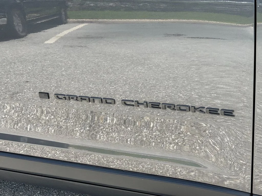 Used 2022 Gray Jeep Altitude image 14