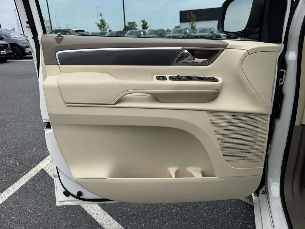 Used 2010 White Volkswagen SE image 24