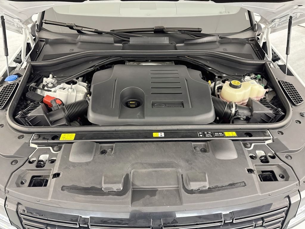 Used 2025 White Land Rover Dynamic SE image 31