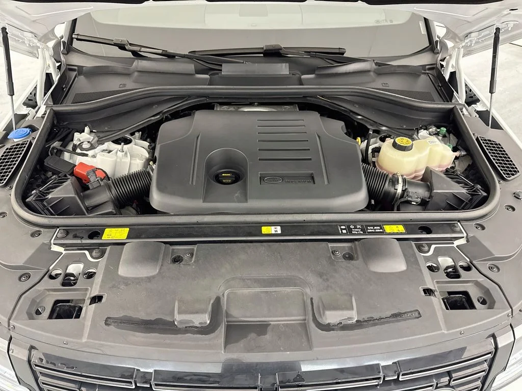 Used 2025 White Land Rover Dynamic SE image 31