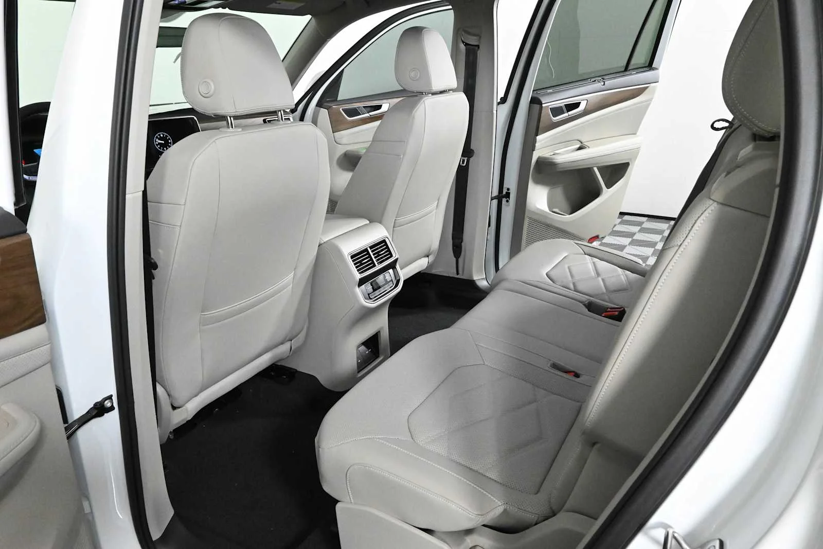 New 2026 Opal White Pearl Volkswagen 2.0T SE w/Technology image 16