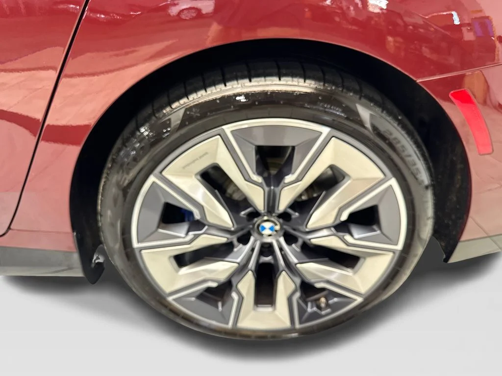 Used 2023 Red BMW xDrive60 image 81