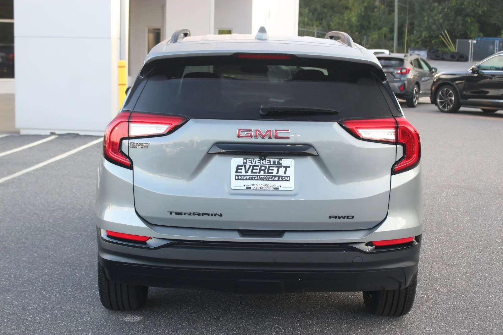 Used 2023 Sterling Metallic GMC SLE image 6