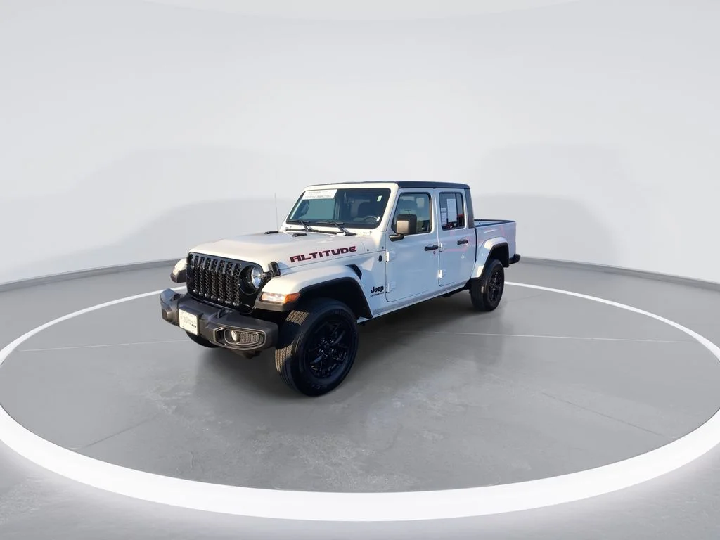 Used 2022 White Jeep Altitude image 4