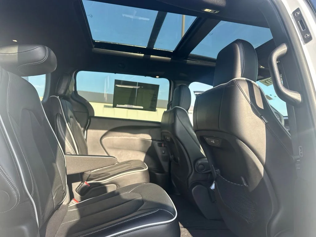 Used 2025 White Chrysler Limited image 18