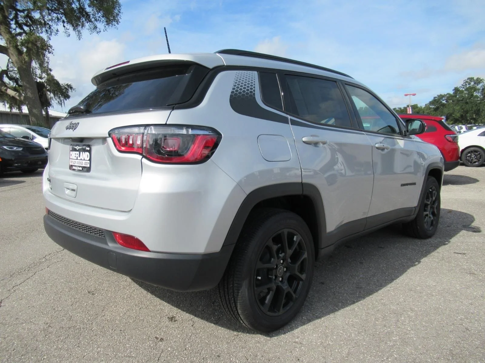 New 2026 Silver Zynith Metallic Clear-Coat Exterior Paint Jeep Latitude image 7