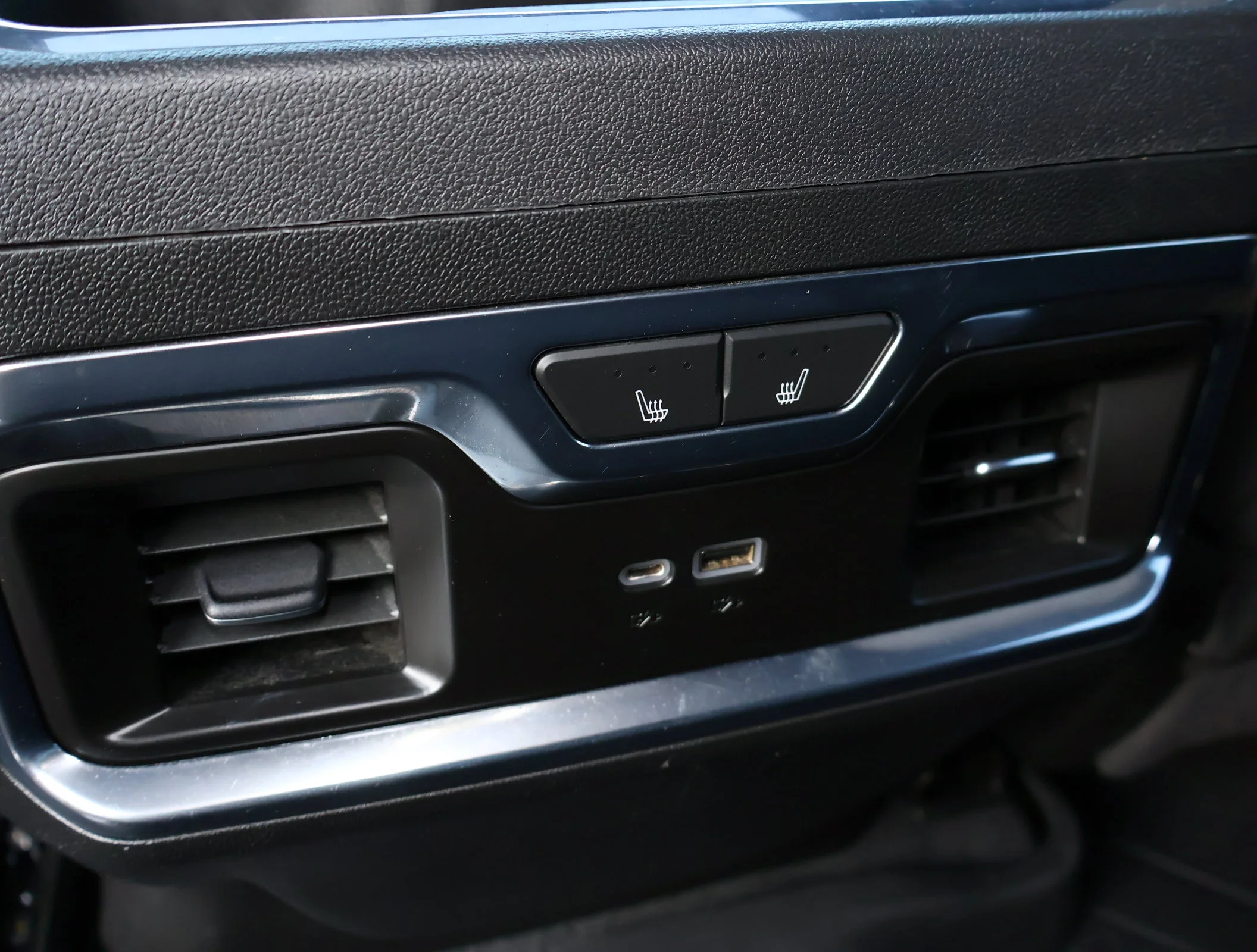 Used 2022 Iridescent Pearl Tricoat Chevrolet High Country image 28