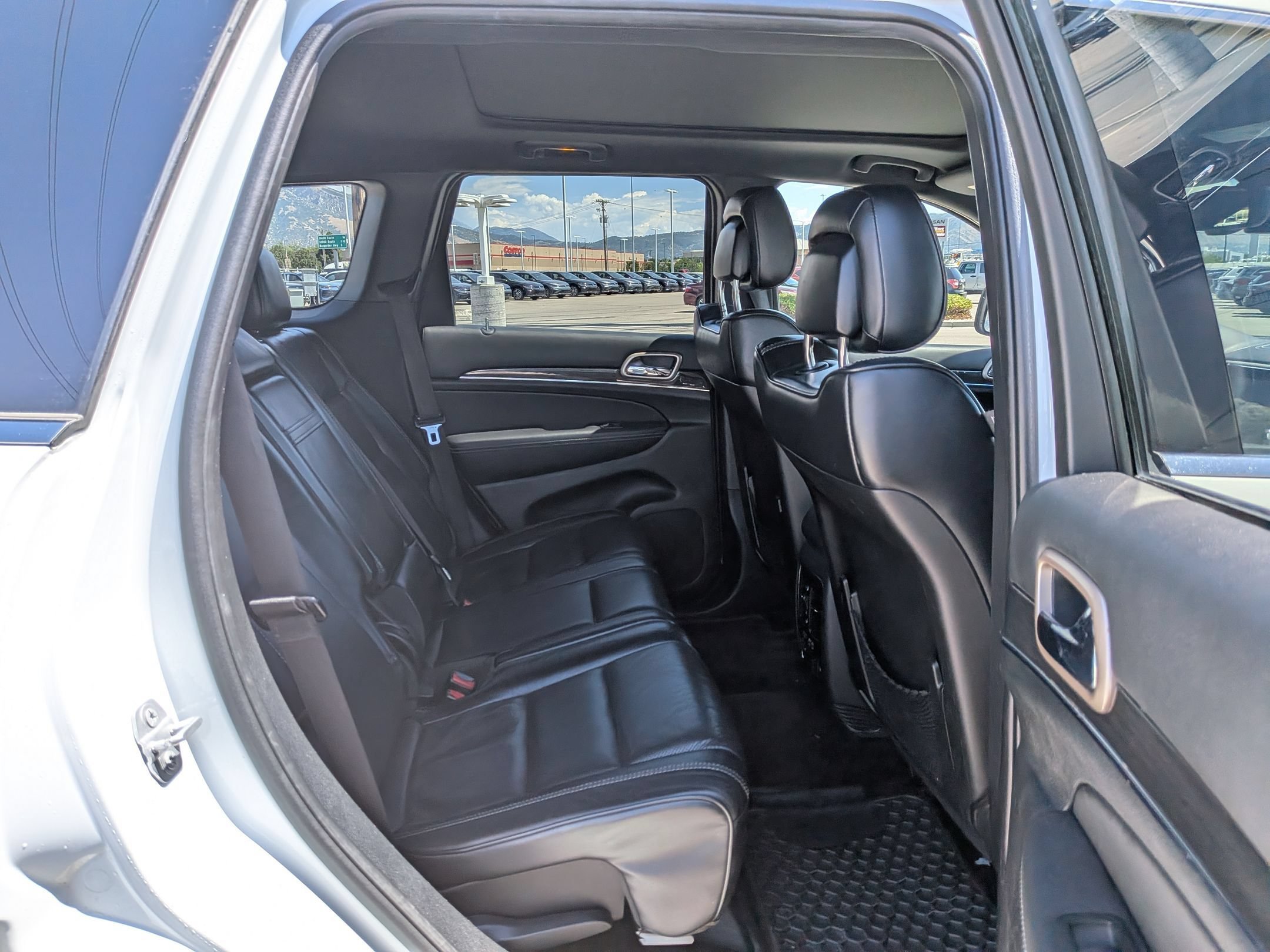 Used 2015 Bright White Clearcoat Jeep Overland image 31
