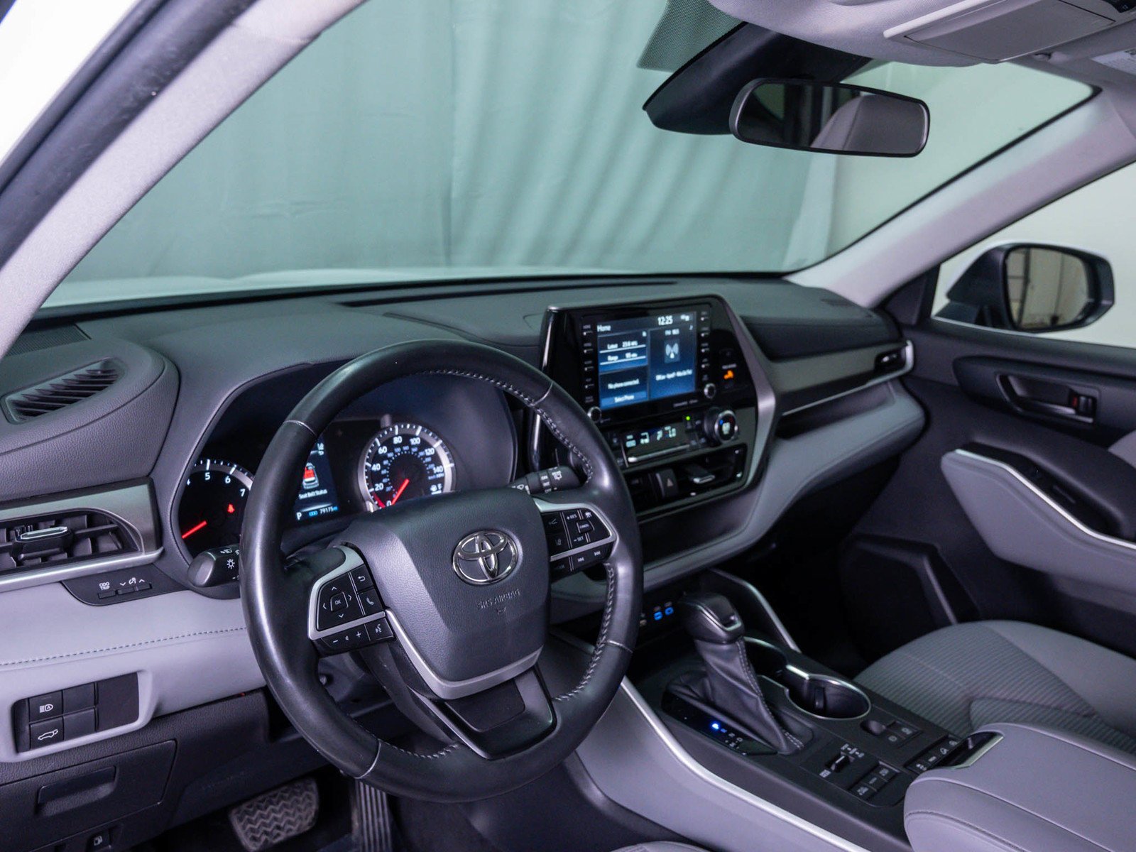 Used 2022 Pearl Toyota LE image 23