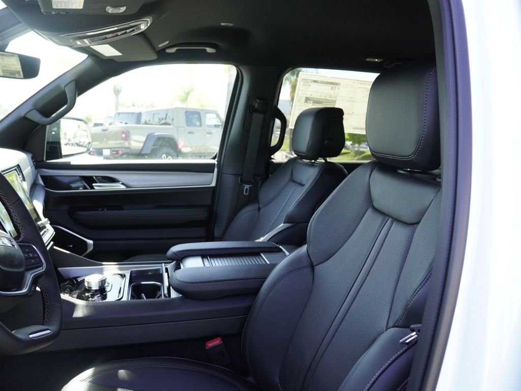 New 2026 Bright White Clear-Coat Exterior Paint Jeep  image 14