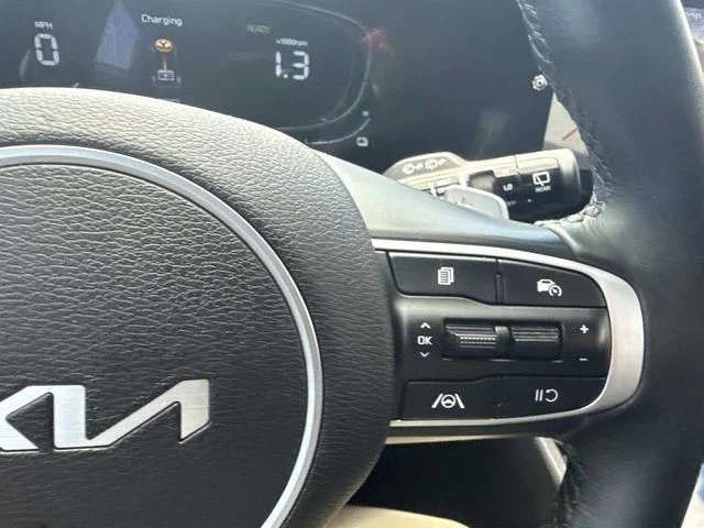 Used 2023 White Kia X-Line image 31
