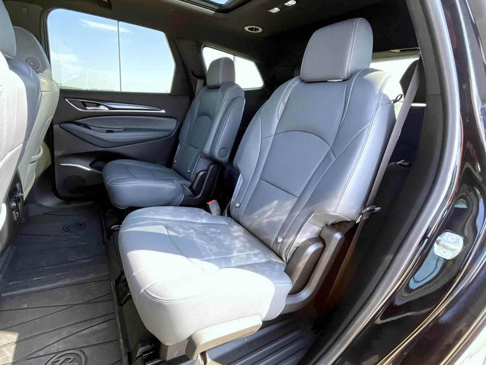 Used 2022 Black Buick Essence image 22
