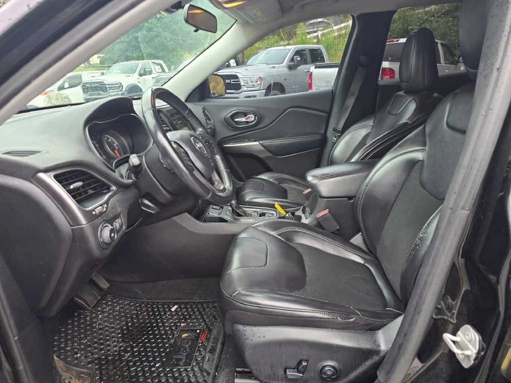 Used 2019 Black Jeep Latitude Plus image 4