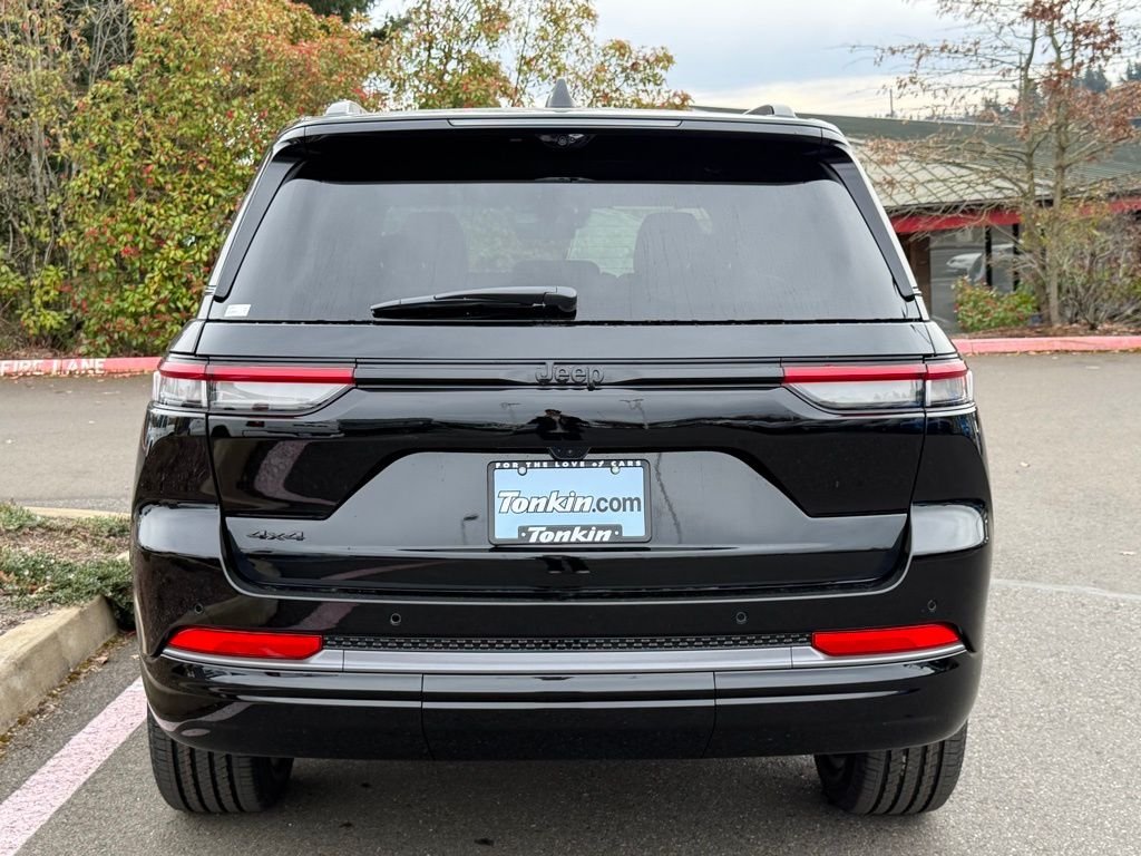 New 2026 Diamond Black Crystal Pearl-Coat Exterior Paint Jeep Limited Reserve image 6