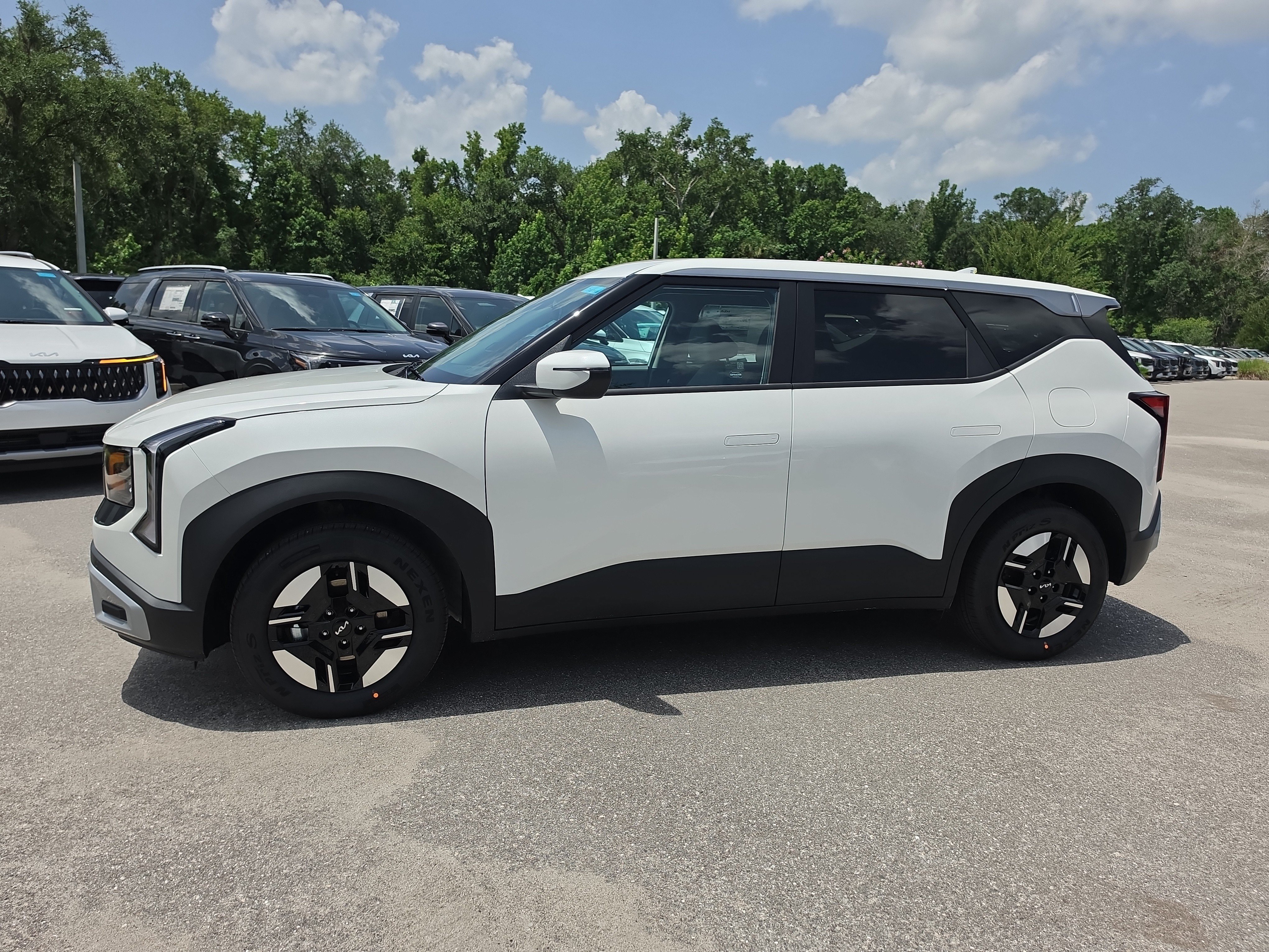 New 2027 Snow White Pearl Kia LX image 5