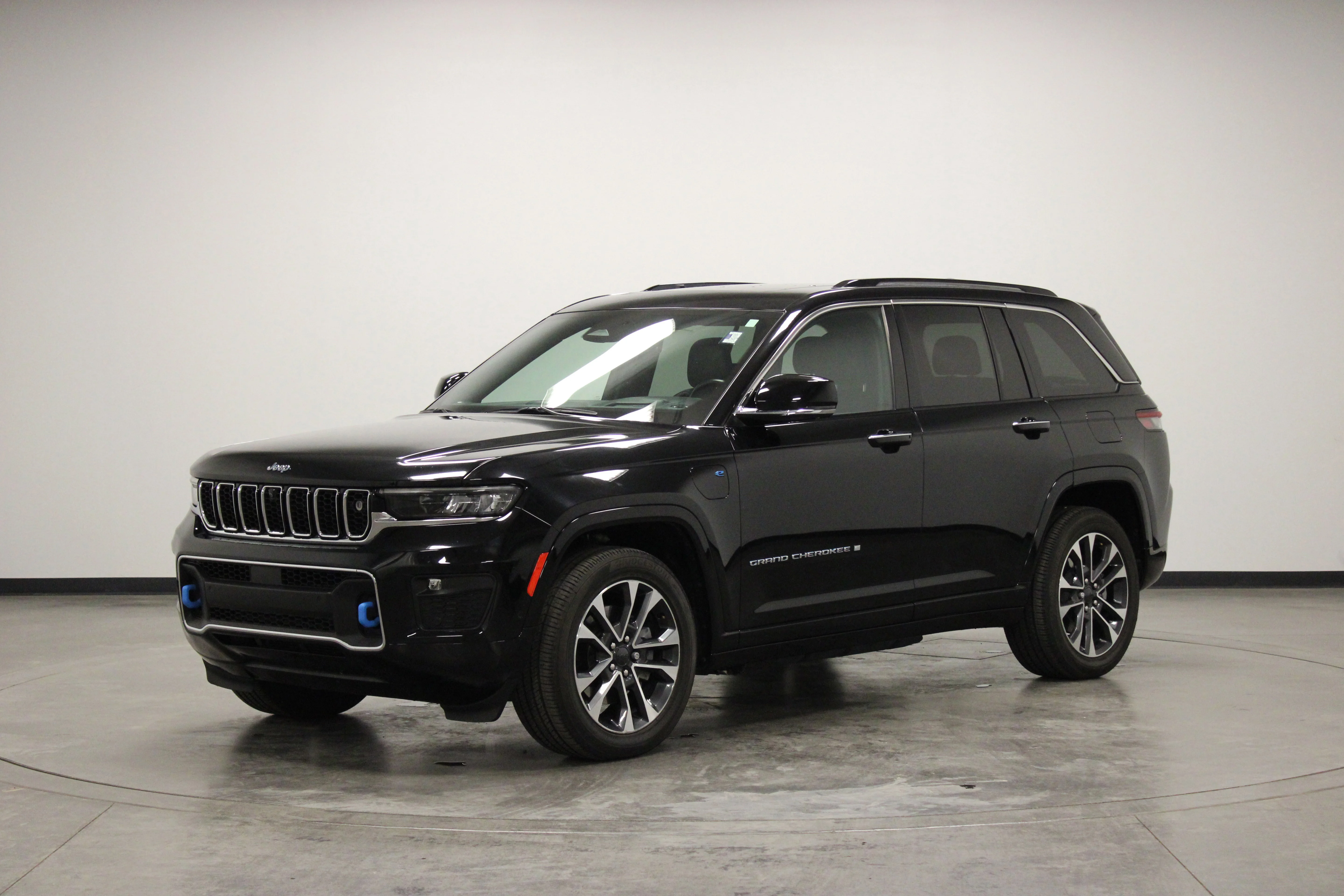Used 2023 Diamond Black Crystal Pearlcoat Jeep Overland 4xe image 4