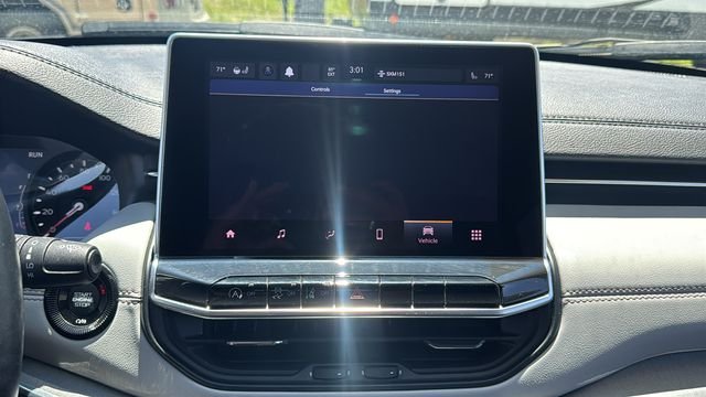 Certified Used 2022 Silver Jeep Limited image 27