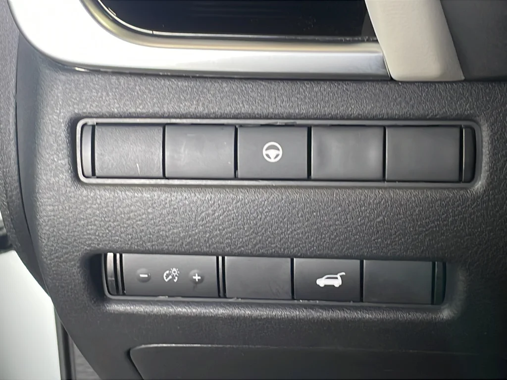 Used 2022 White Nissan SL image 28