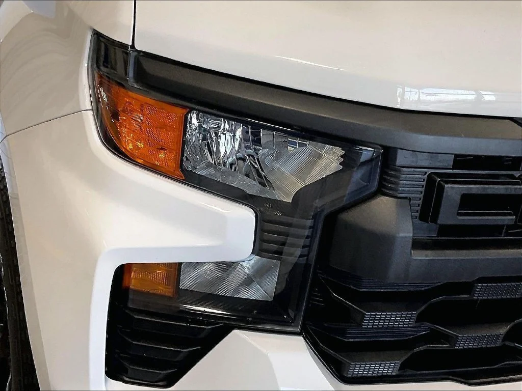 Used 2023 White Chevrolet Custom image 32