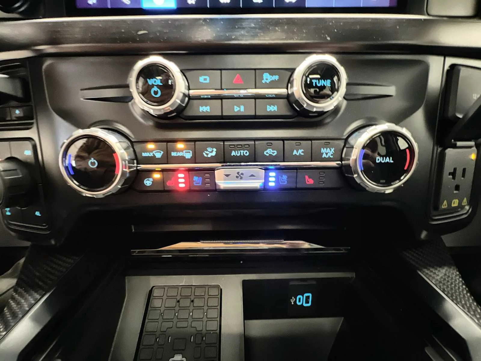 New 2026 Star White Metallic Tri-Coat Ford LARIAT image 17