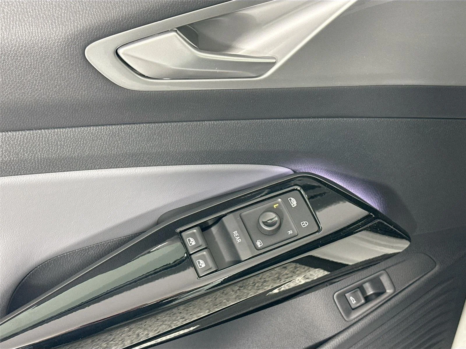 New 2025 opal white pearl Volkswagen Pro S image 17