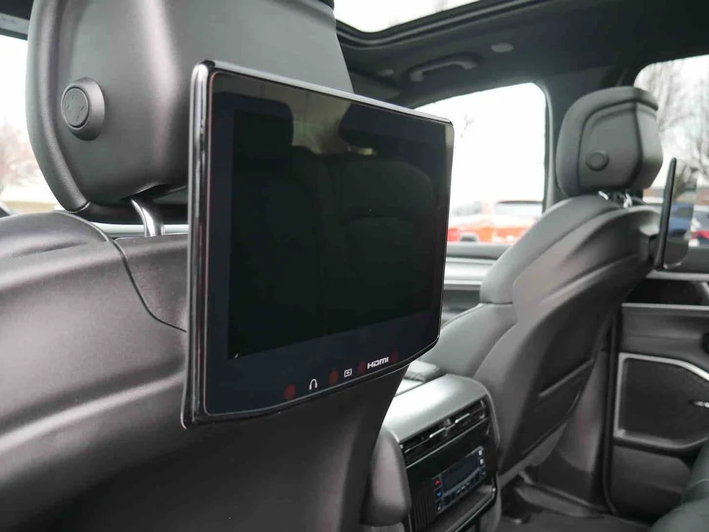 2025 Jeep Wagoneer L Series II - Photo 17