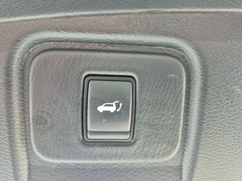 Used 2020 White Nissan Platinum image 12