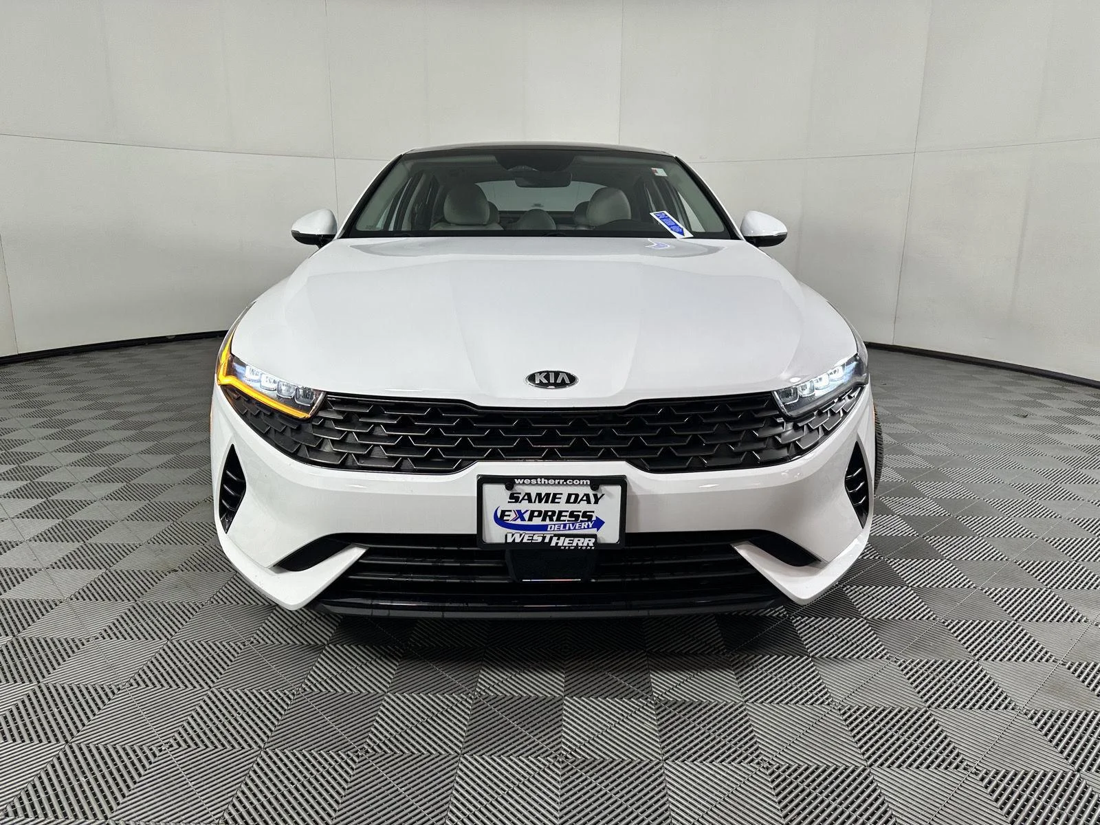Used 2021 Glacial White Pearl Kia  image 22