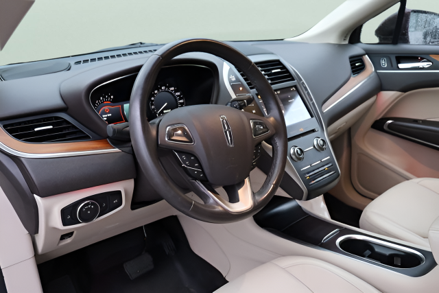 Used 2019 Burgundy Lincoln Select image 13