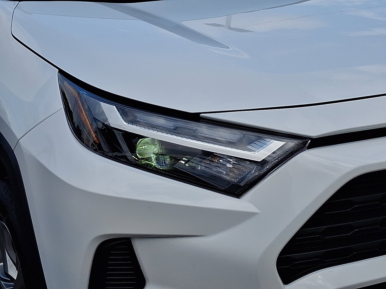Used 2025 Ice Cap Toyota Hybrid LE image 8