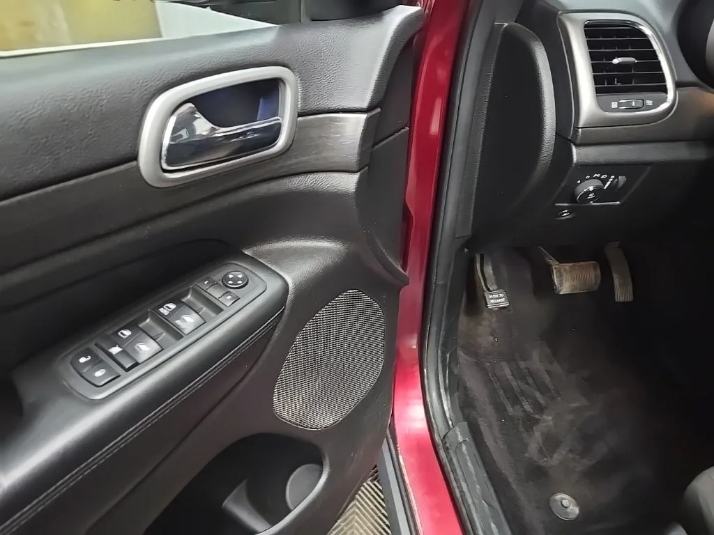 Used 2018 Red Jeep Laredo image 29