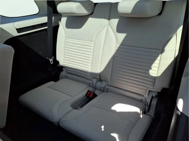 Used 2025  Land Rover S image 23