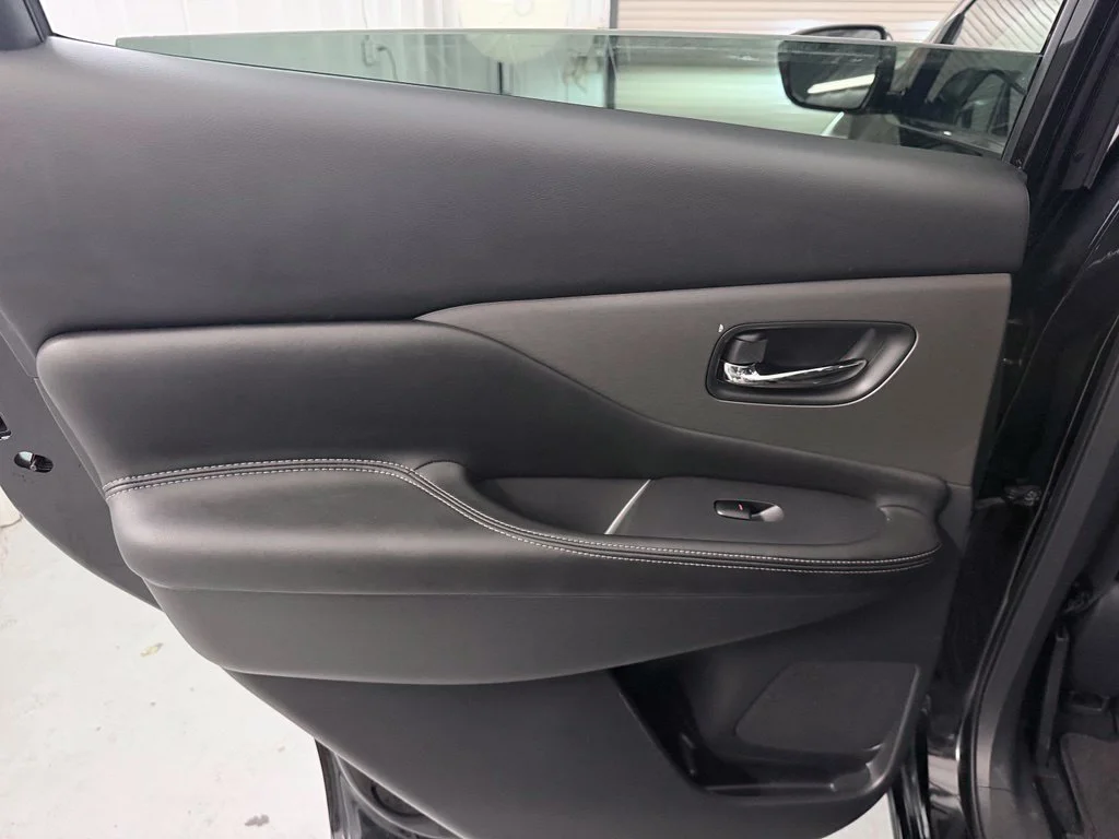 Used 2019 Black Nissan S image 27