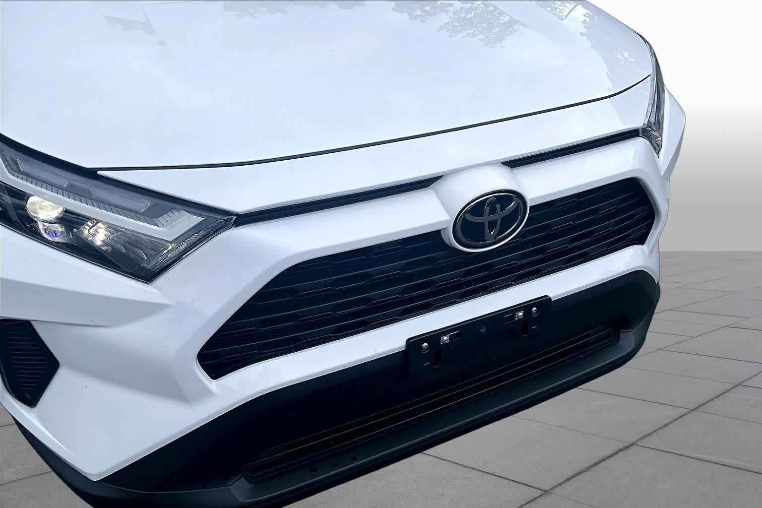 Used 2025 Ice Cap Toyota Hybrid XLE image 30