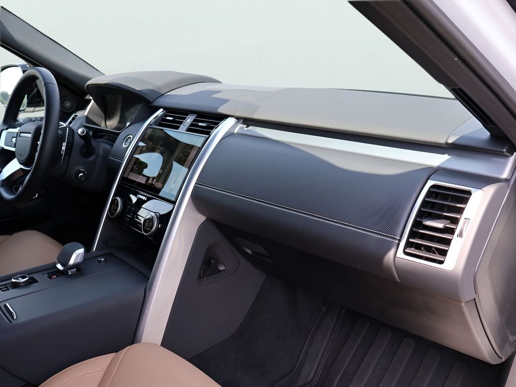 New 2026 Fuji White Land Rover Dynamic SE image 9