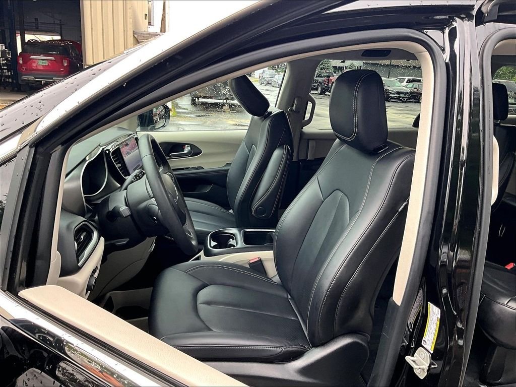 Used 2024 Diamond Black Crystal Pearlcoat Chrysler Touring L image 10