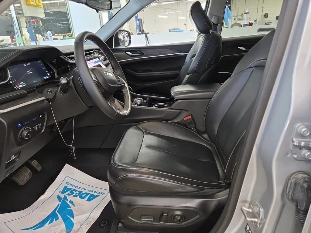 Used 2022 Silver Jeep 4xe image 9
