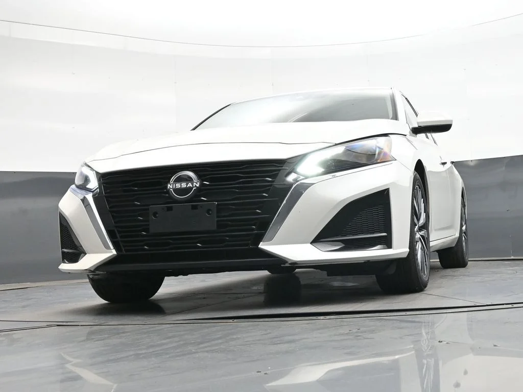 Used 2023 White Nissan 2.5 SV image 48