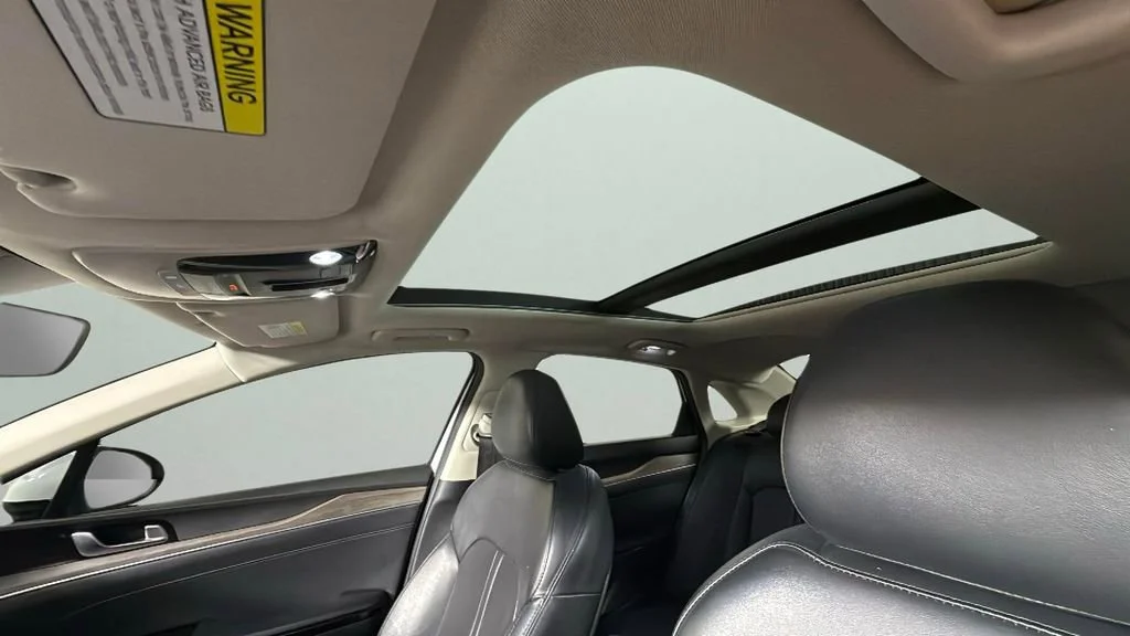 Used 2022 White Kia EX image 26