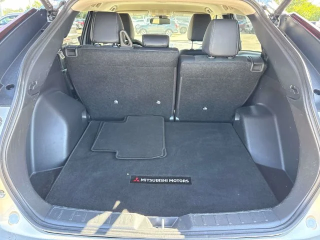 Used 2025 Silver Mitsubishi SE image 15