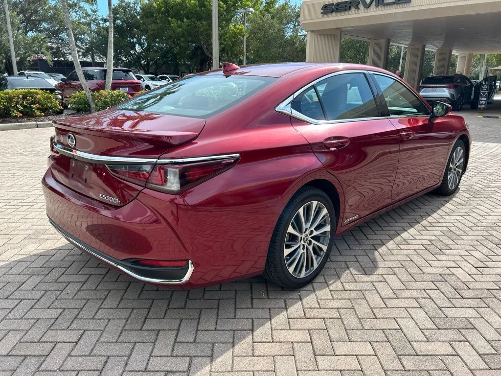 Used 2019 Red Lexus 300h image 3