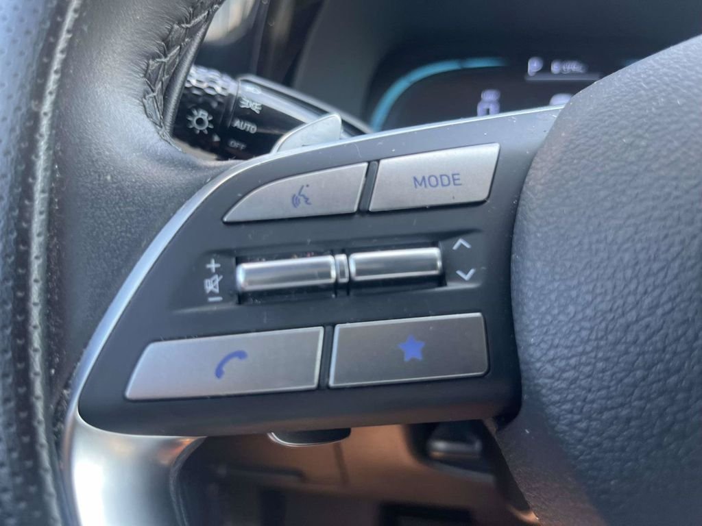 Used 2025 White Hyundai SEL image 19