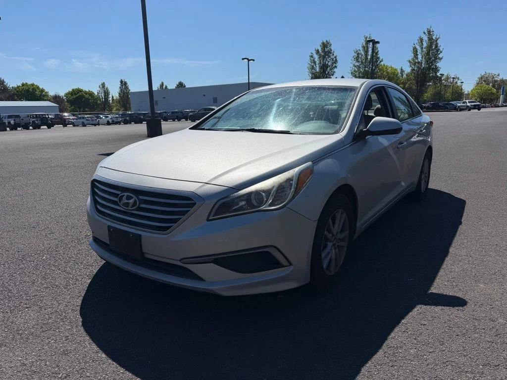 Used 2017 Silver Hyundai Base image 3
